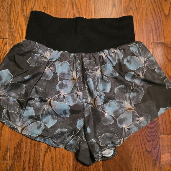 NWT Carpe Diem Shorts Midnight Floral - Picture 6 of 6